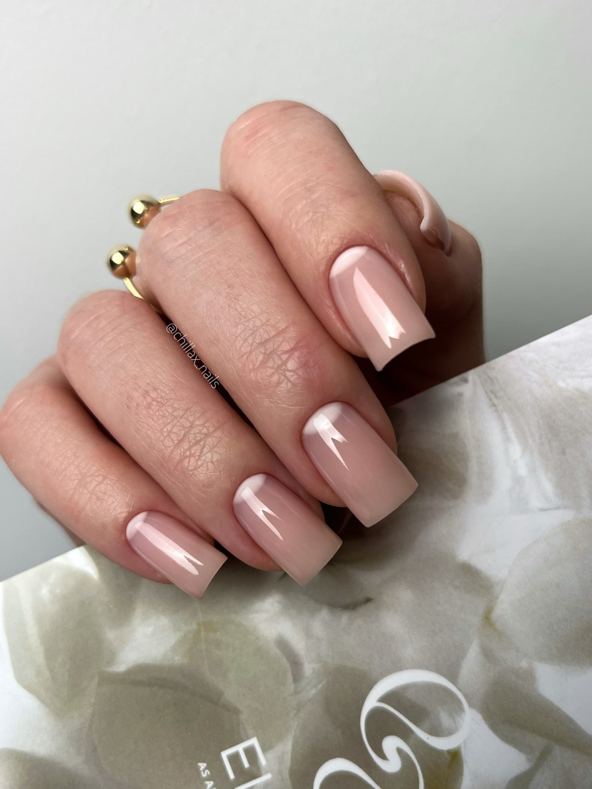 Глянцевий nude manicure на квадратних нігтях з гладкою скляною поверхнею