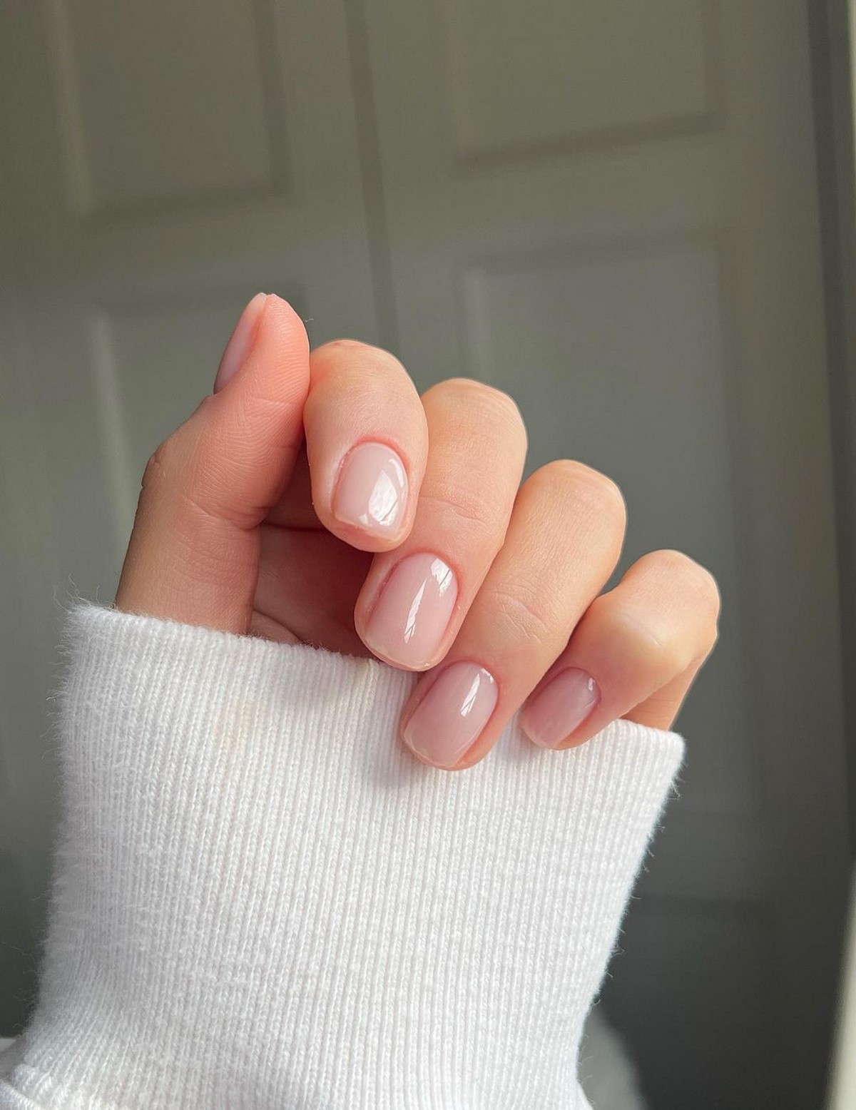 Напівпрозорий nude manicure з чистим скляним блиском на короткій довжині