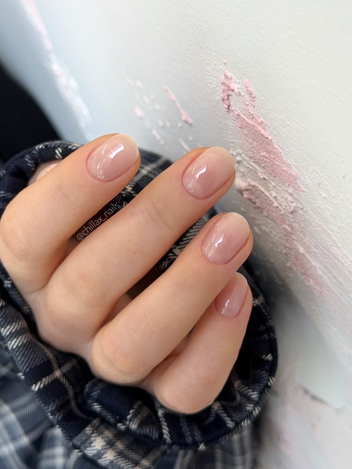 Напівпрозорий рожевий манікюр з clean glossy finish на коротких нігтях