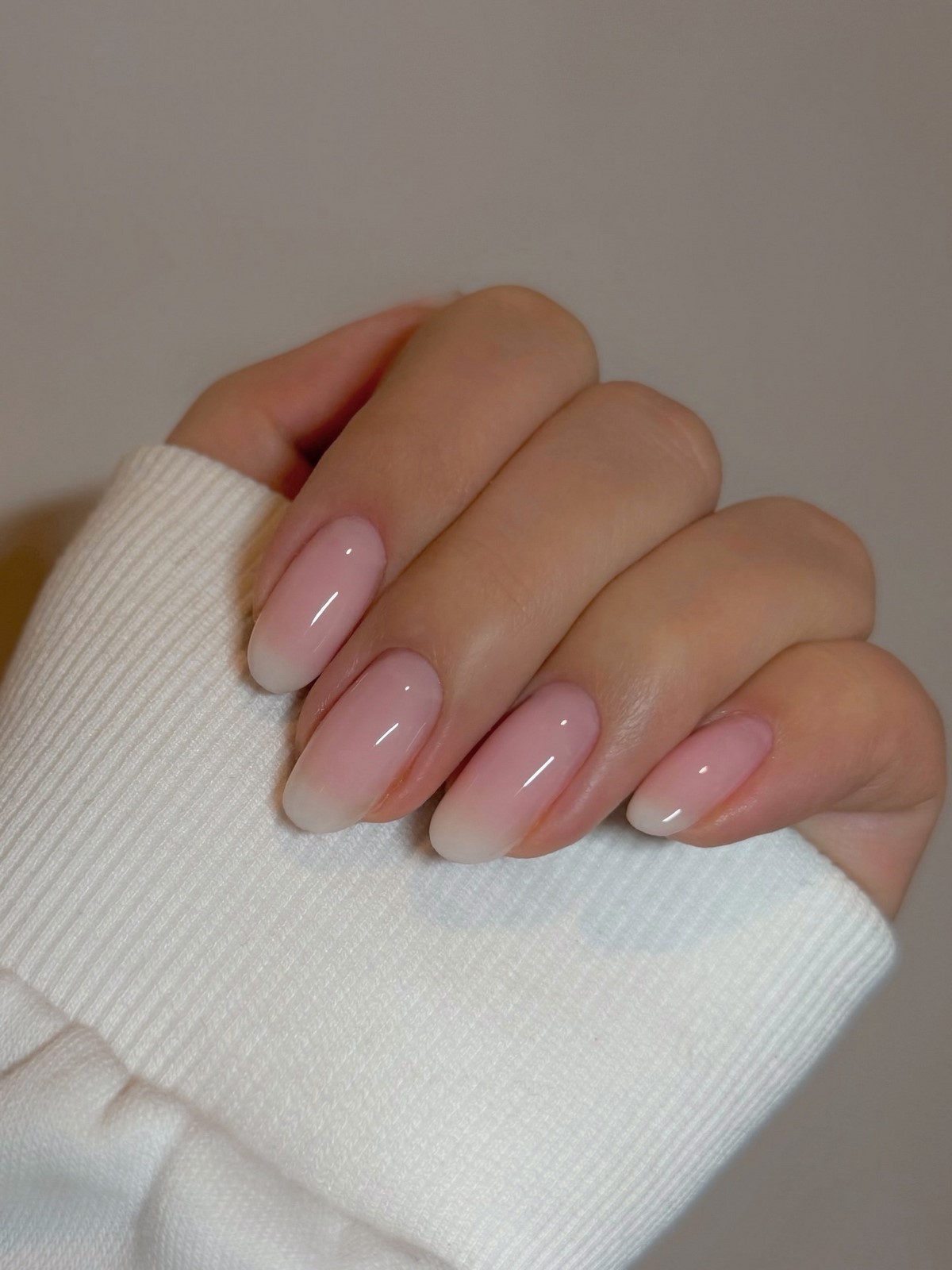 Напівпрозорий рожевий manicure з glossy gradient і скляним ефектом