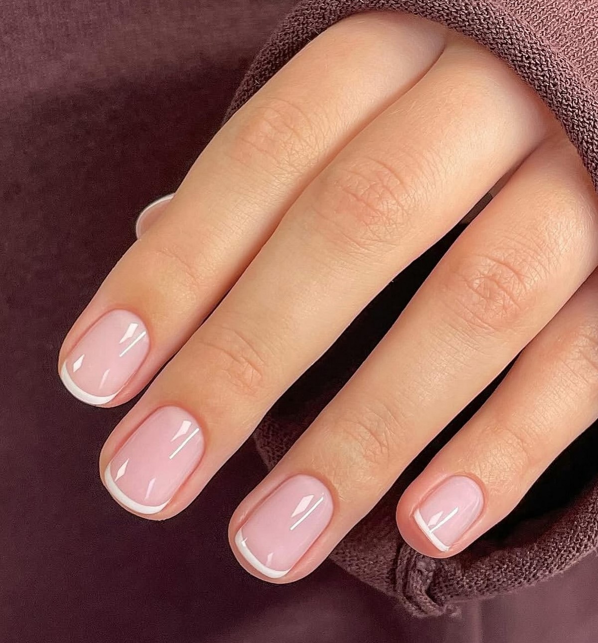 Короткий рожевий френч виглядає чисто завдяки glossy поверхні та тонкій білій лінії