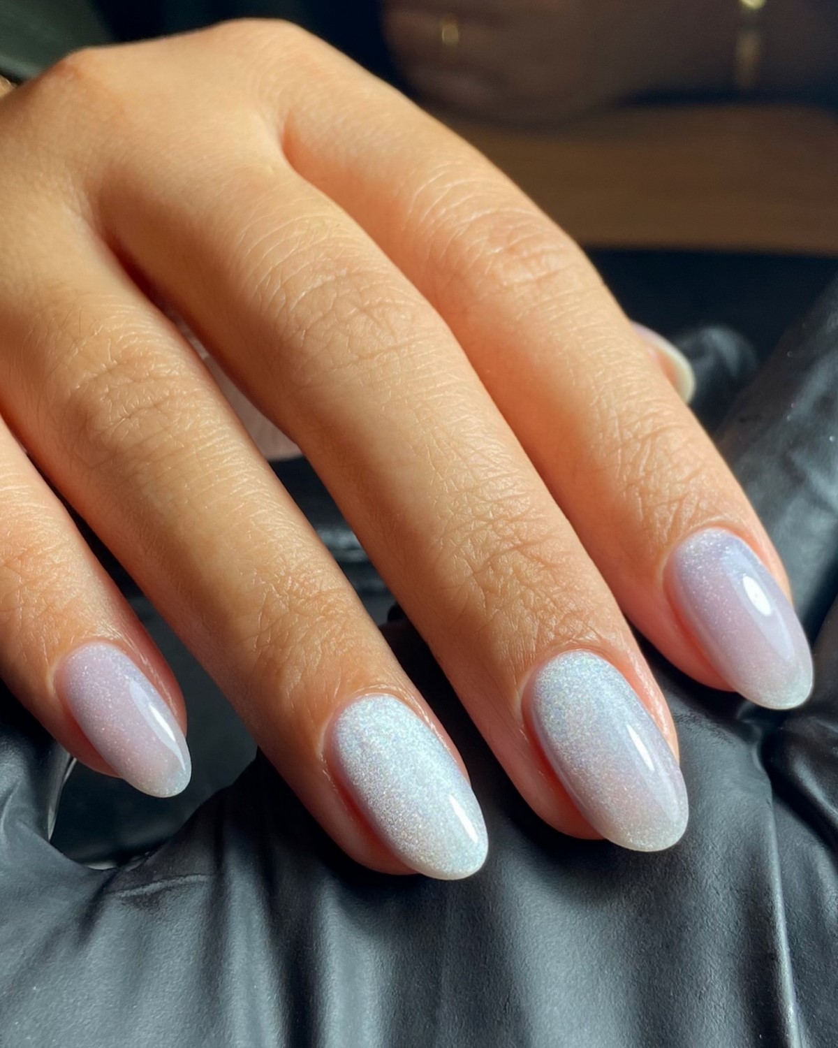 Напівпрозорий перламутровий манікюр з холодним блакитним відблиском