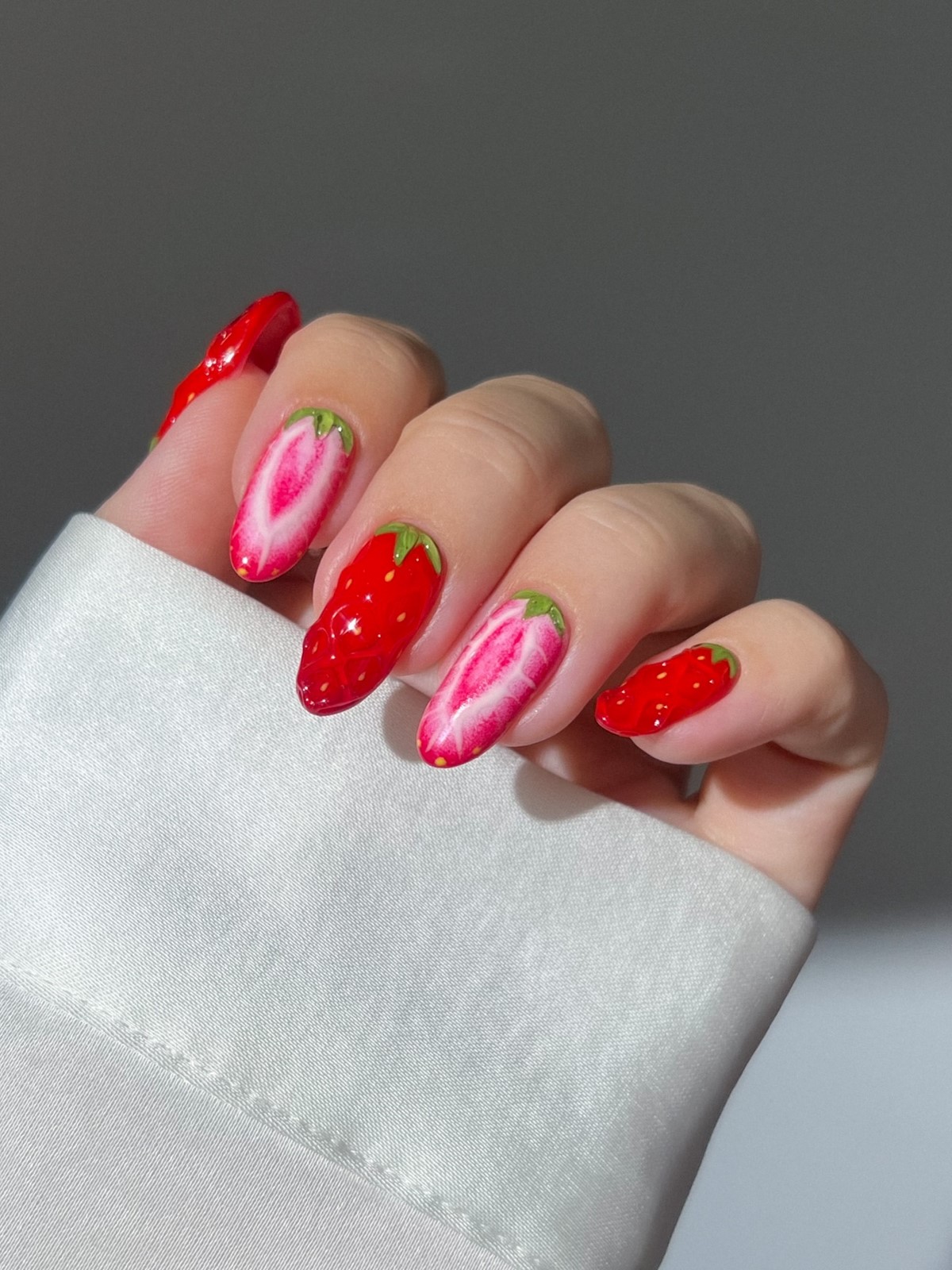 Яскравий полуничний nail-art із червоним дизайном і рожевими акцентами