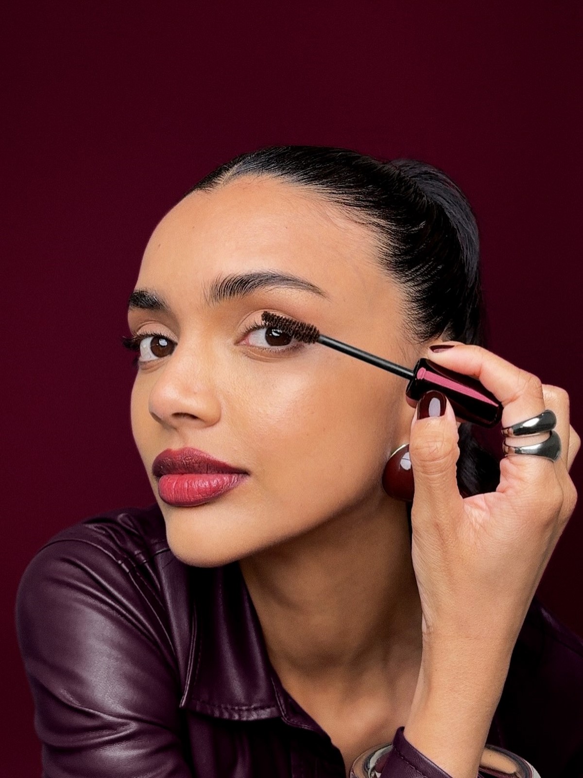 Модель наносить туш Clinique High Impact High-Fi у відтінку Black Honey