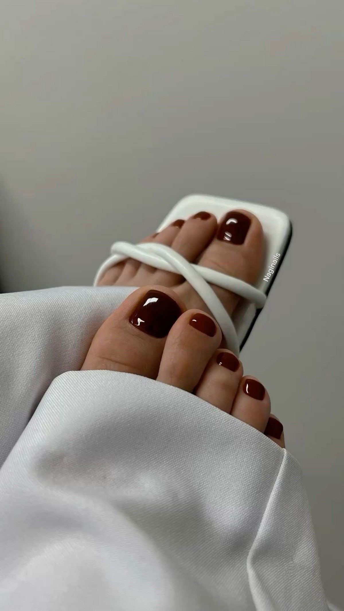 Педикюр кольору black cherry з білими босоніжками та світлим літнім образом