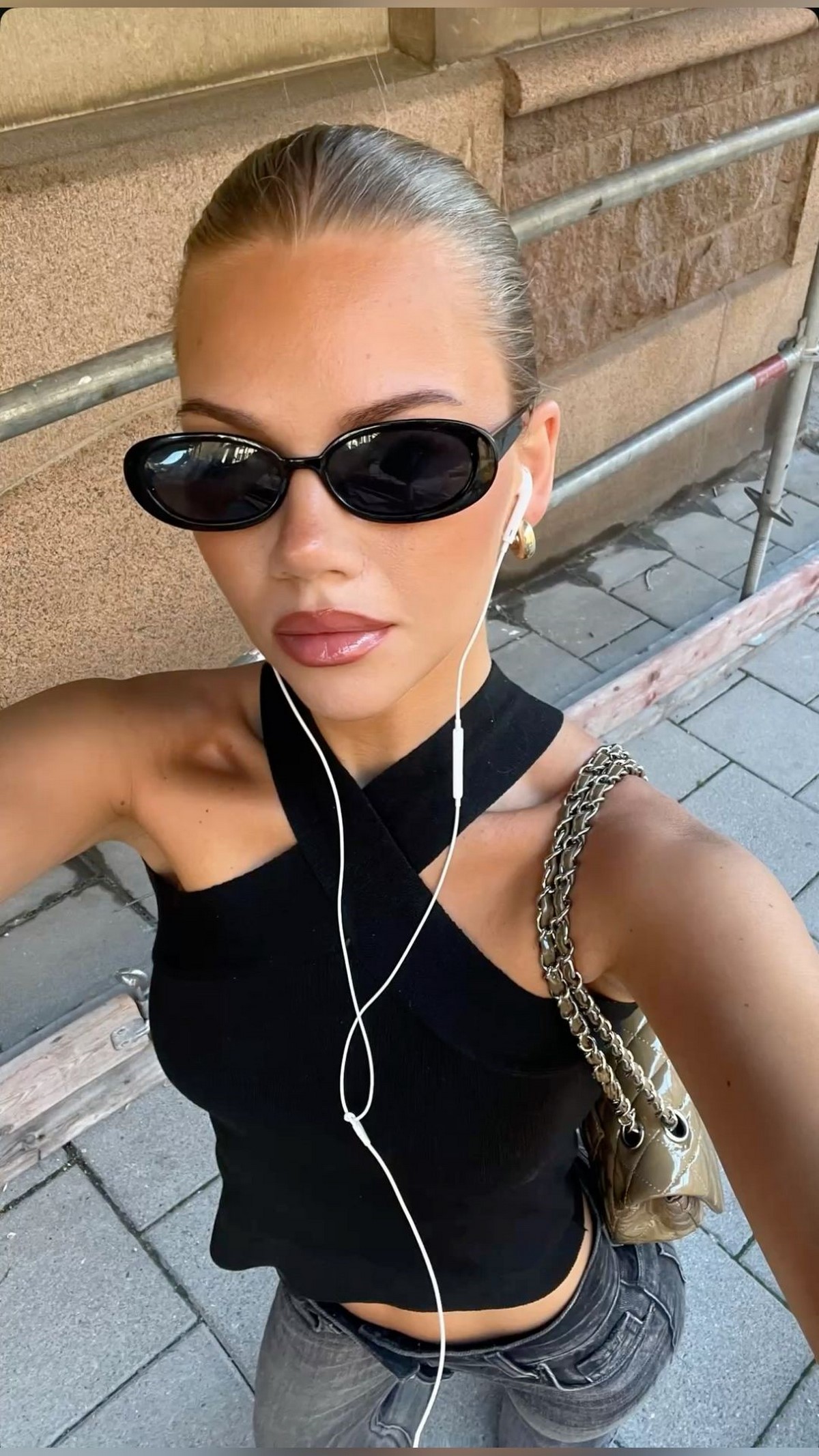 Beauty-образ із гладкою укладкою, чорними окулярами і глянцевими губами