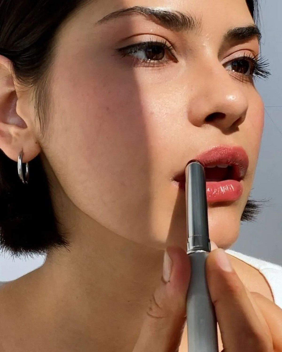 Almost Lipstick у відтінку Black Honey на губах