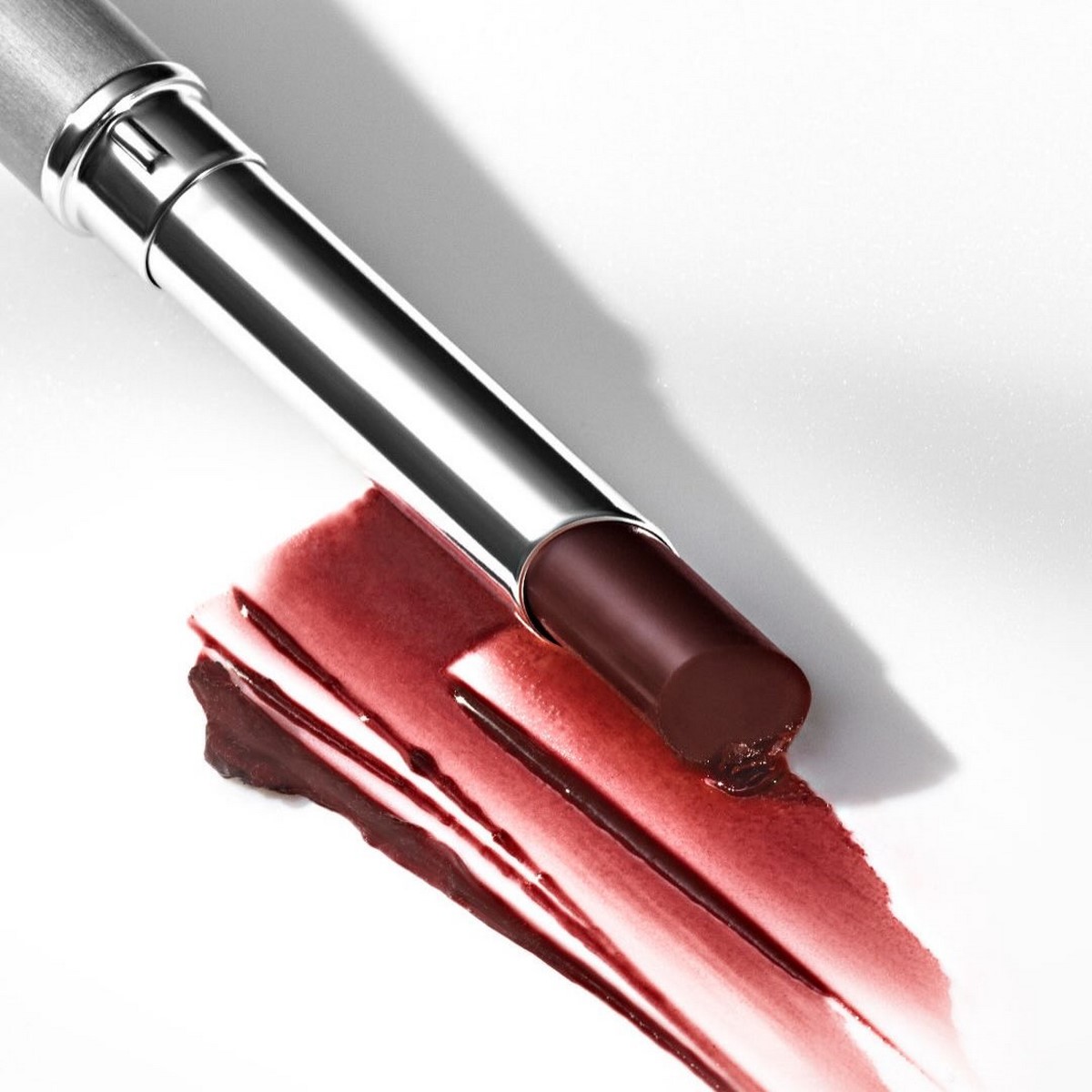 Clinique Almost Lipstick у відтінку Black Honey зі свотчами