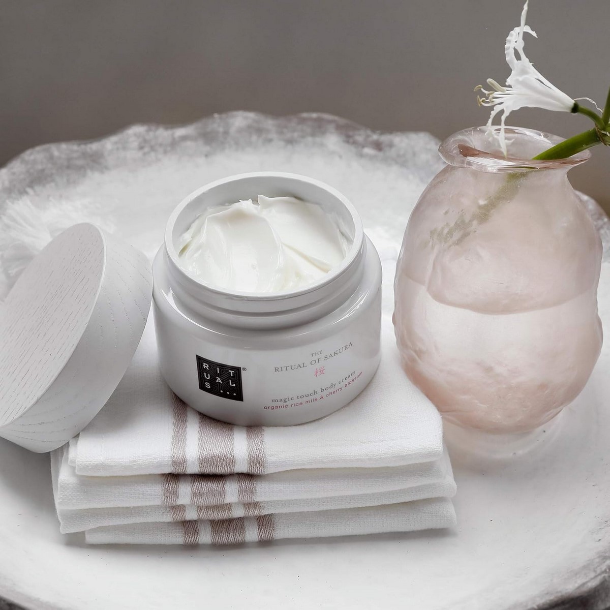 Крем для тіла Rituals The Ritual of Sakura у м’якому літньому догляді за шкірою тіла