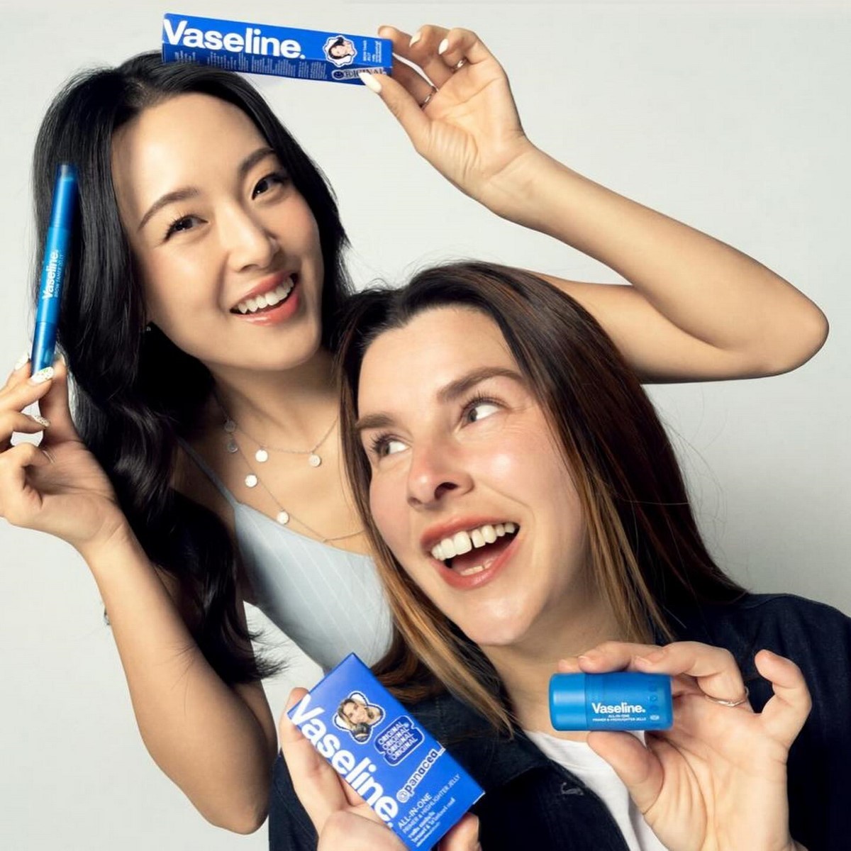 Дві жінки з продуктами Vaseline Originals для сяйва шкіри та укладання брів