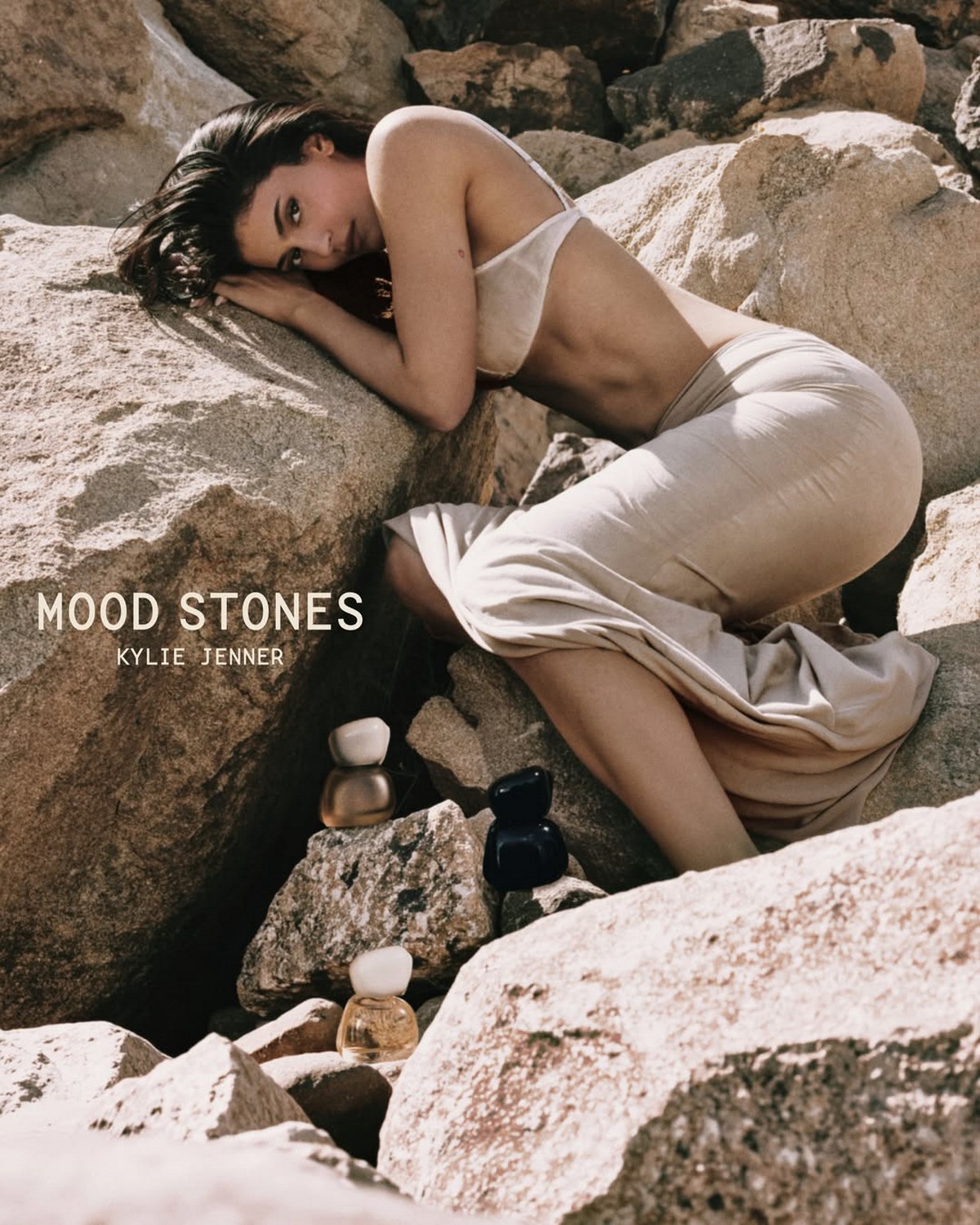 Кайлі Дженнер серед каміння з трьома ароматами Mood Stones