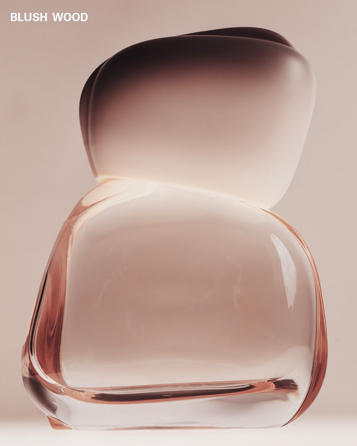 Парфуми Blush Wood у прозорому рожевому флаконі