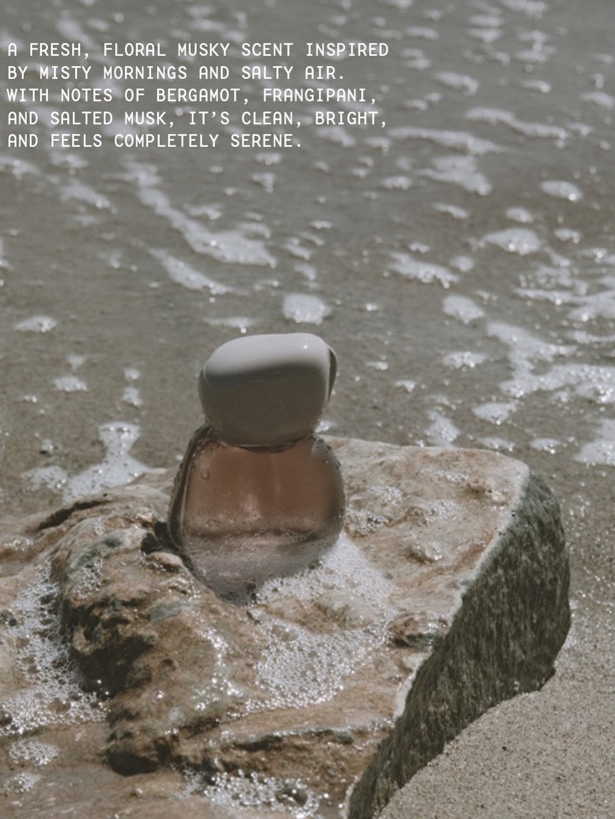 Флакон Mood Stones на мокрому камені біля морської води