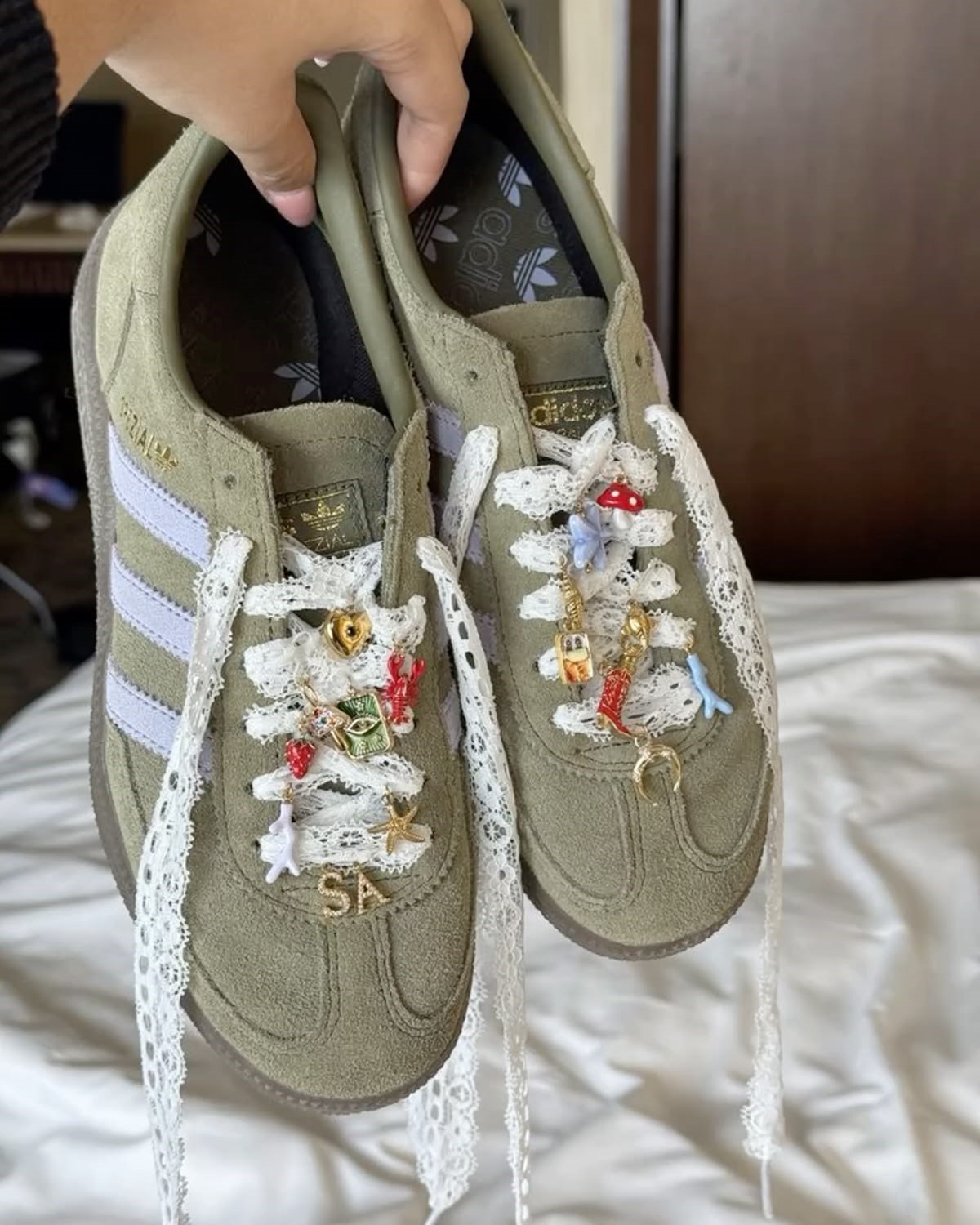 Кеди з мереживними шнурками і яскравими shoe charms