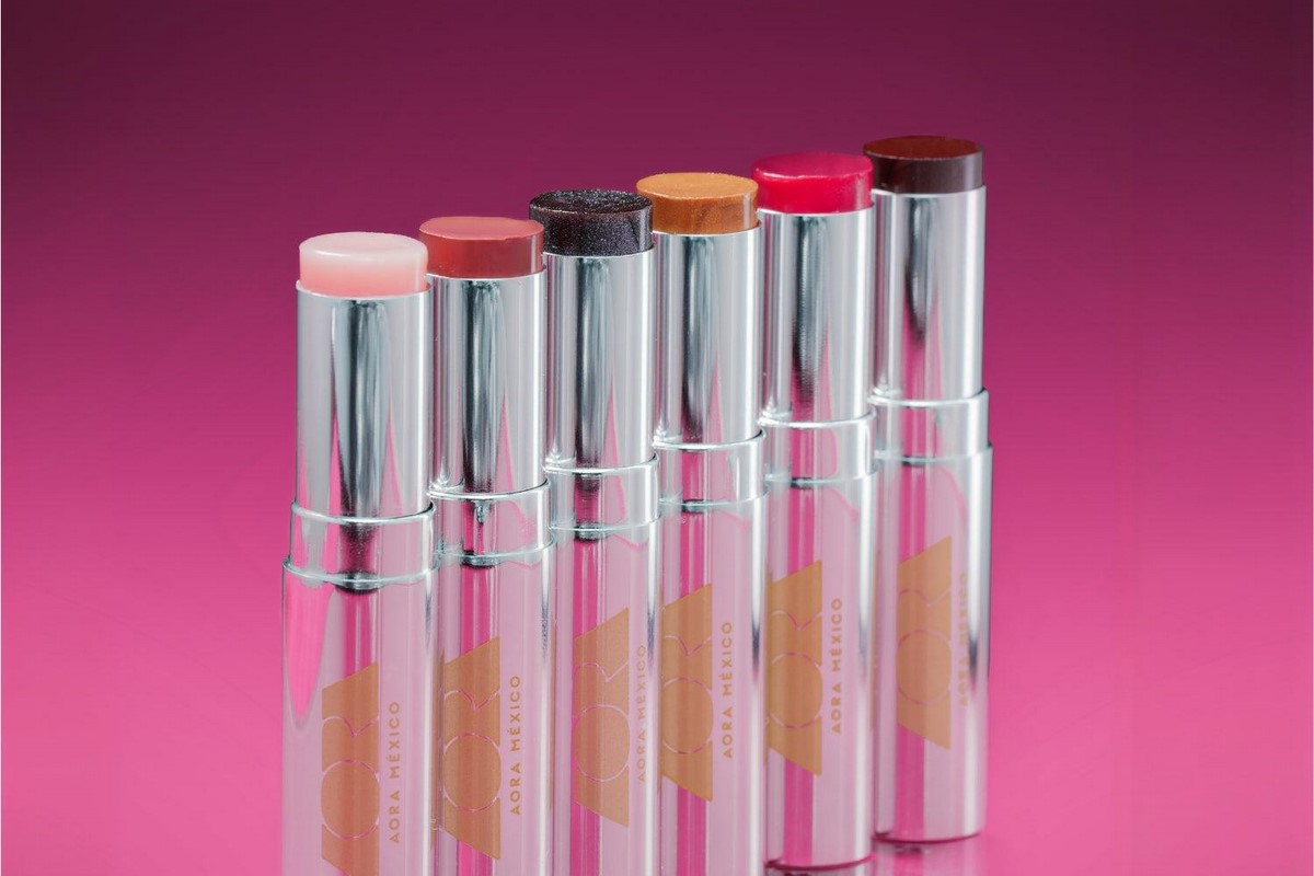 Лінійка AORA ACARÍCIAME Solid Lip Serum у різних відтінках на рожевому фоні