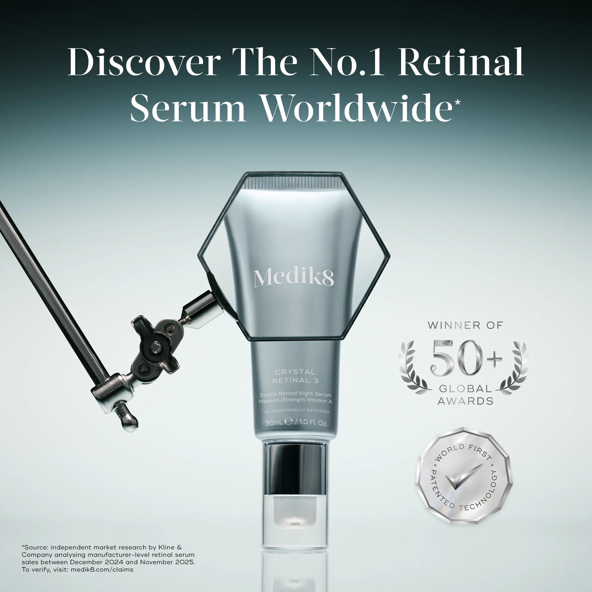 Сироватка Medik8 Crystal Retinal 3 у рекламній композиції з відзнаками бренду