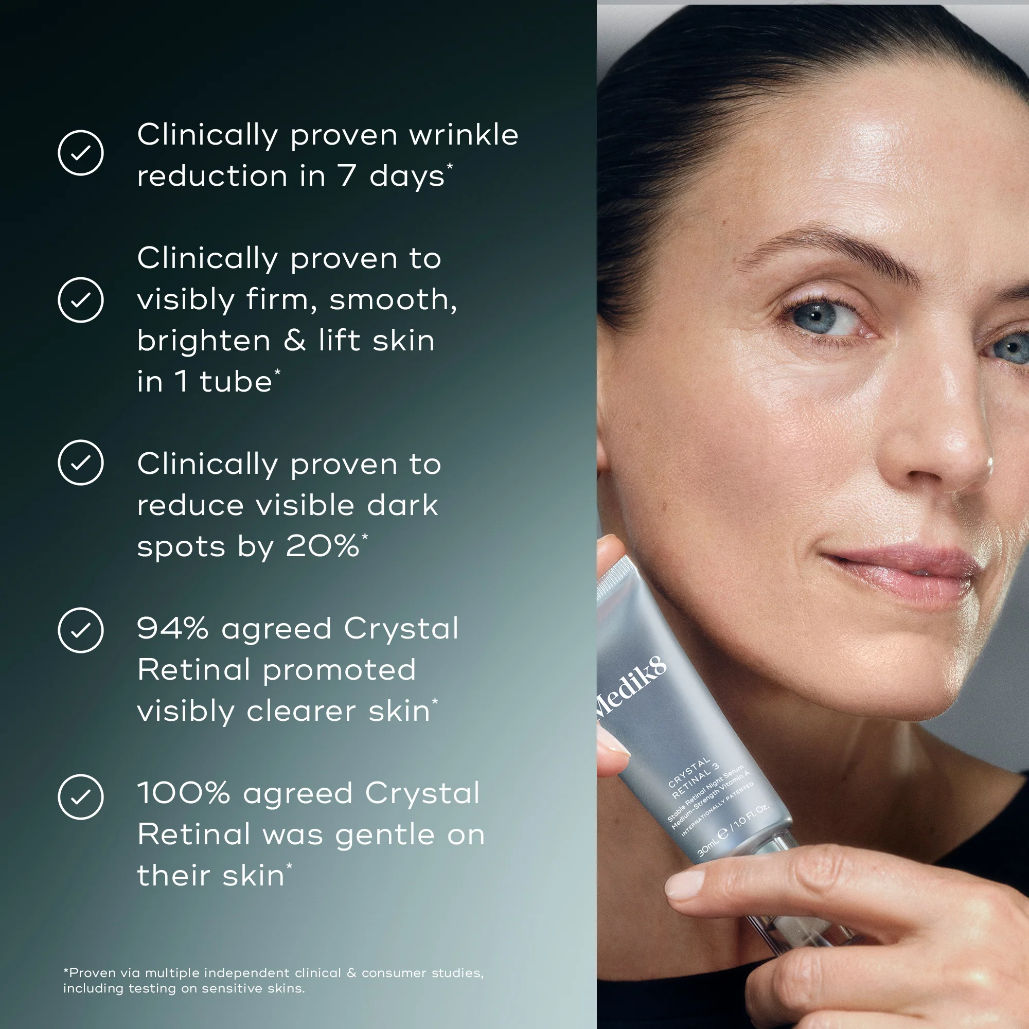Жінка тримає сироватку Medik8 Crystal Retinal 3 біля обличчя