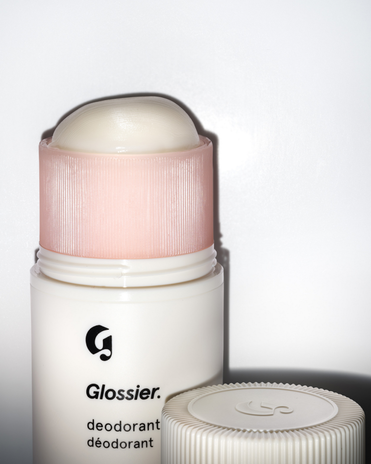 Відкритий дезодорант Glossier із рожевим кільцем і кришкою