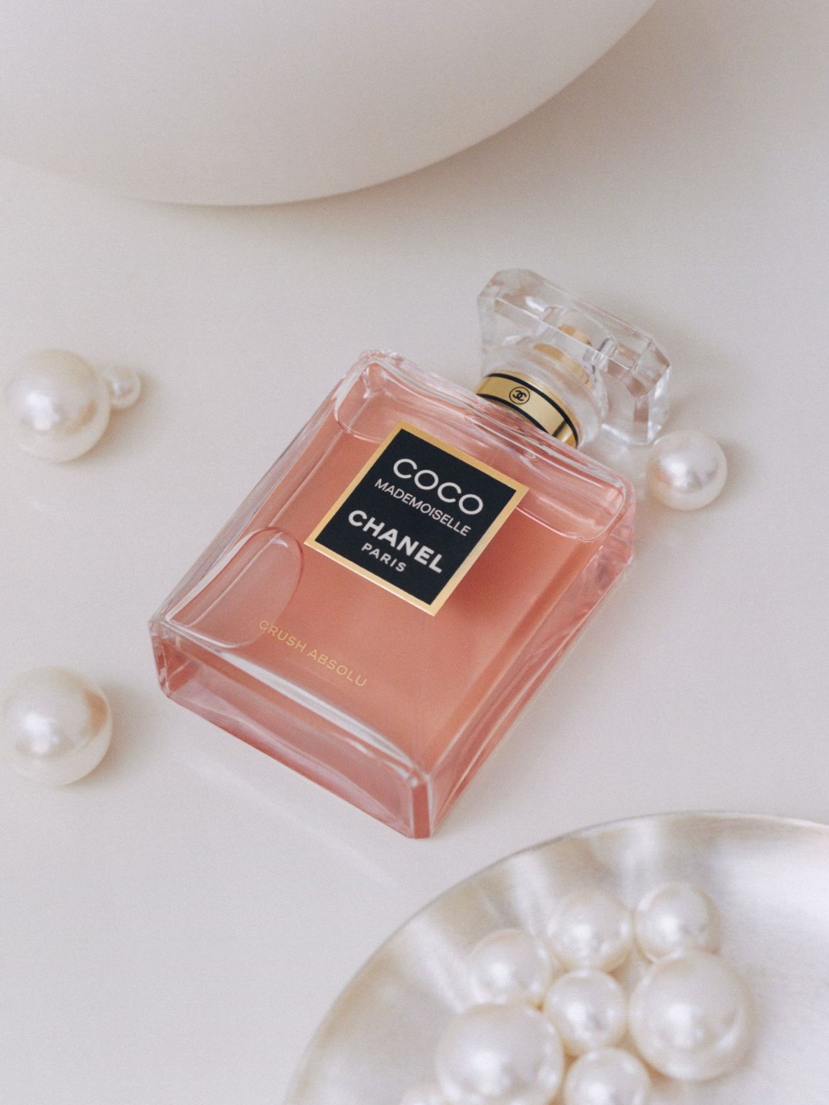 Флакон Chanel Coco Mademoiselle Crush Absolu серед перлин