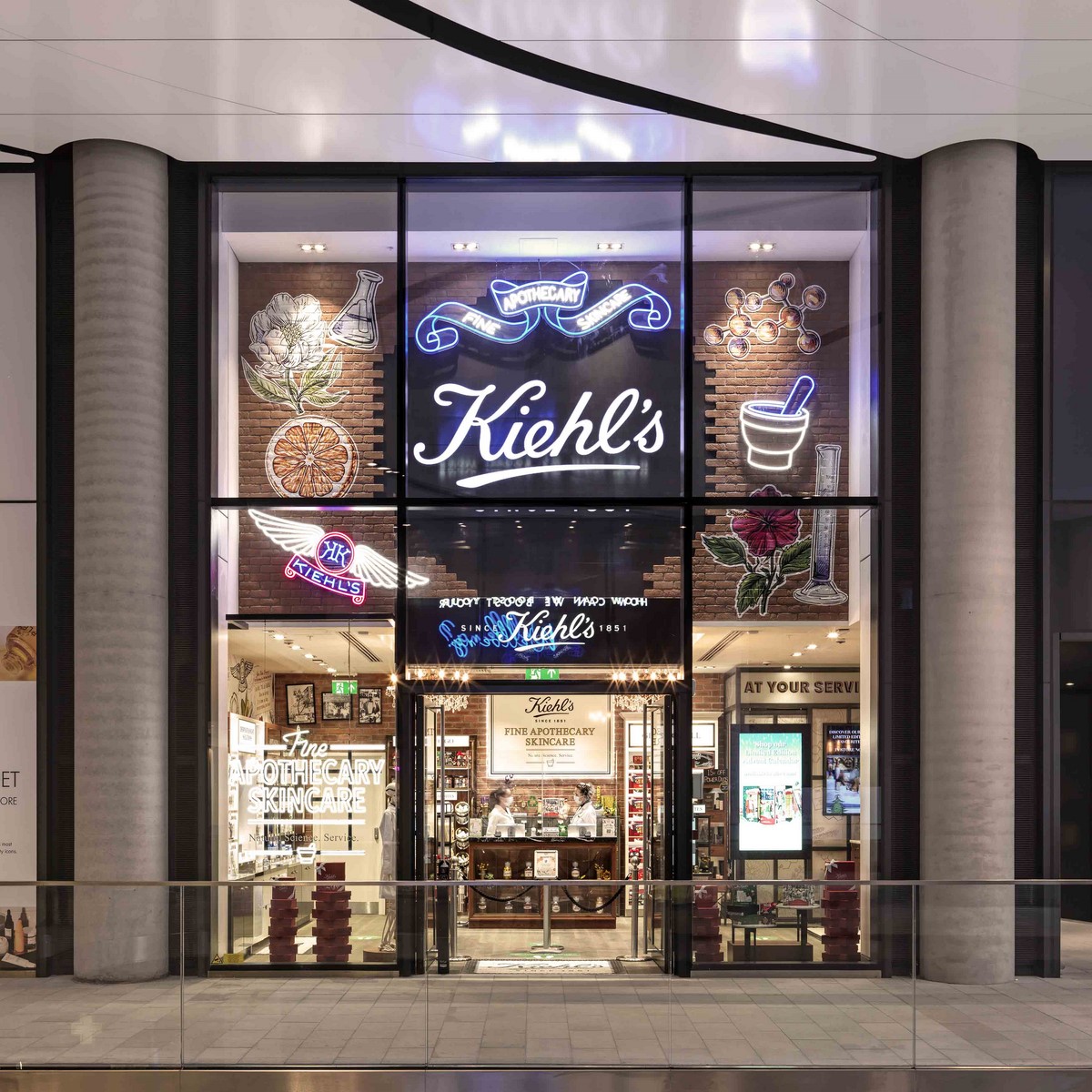Магазин Kiehl’s із неоновою вітриною та цифровими екранами