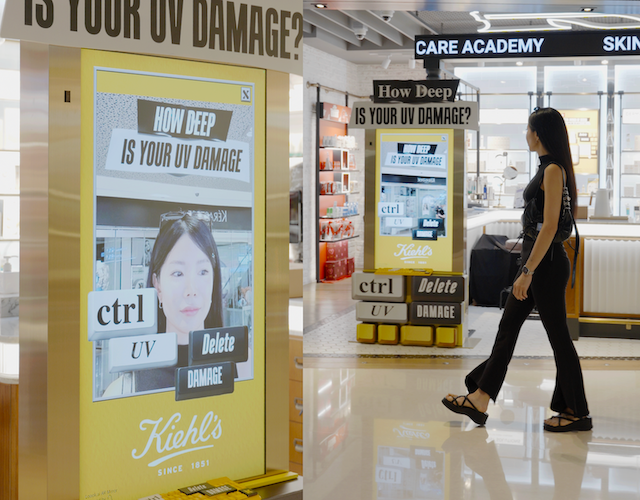 Інтерактивна AR-вітрина Kiehl’s реагує на відвідувачку магазину