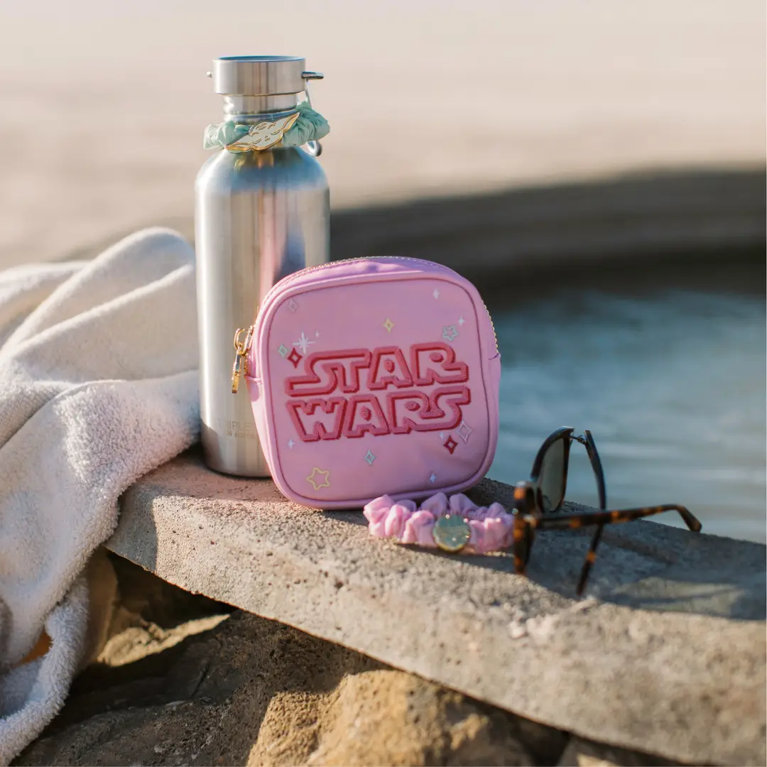 Рожева міні-косметичка Star Wars біля басейну з окулярами і пляшкою для води