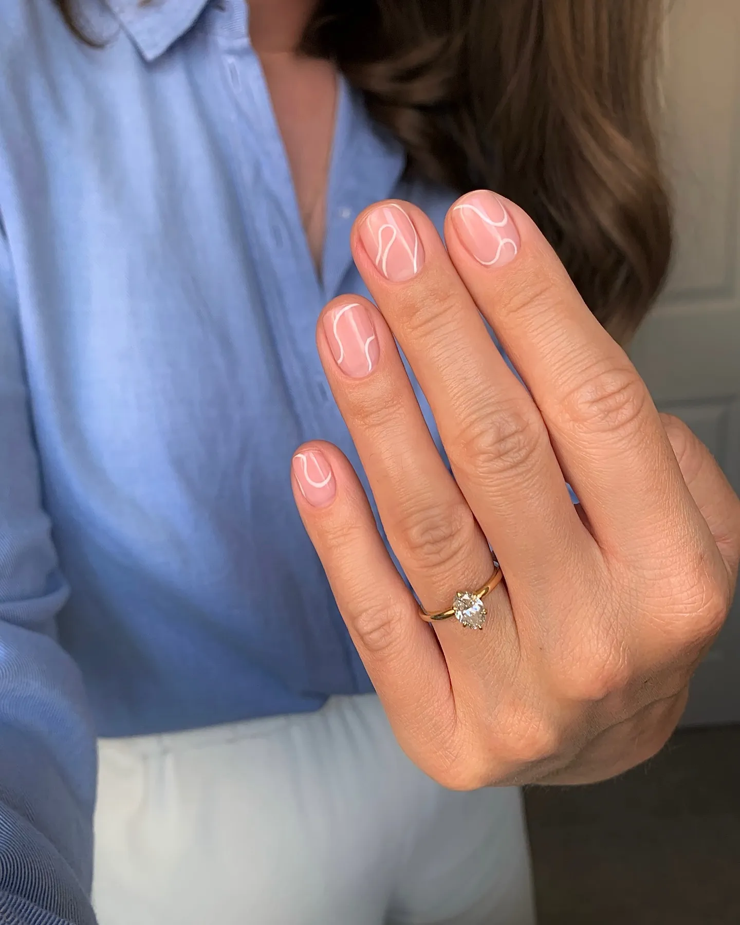 Короткий прозорий манікюр із тонкими білими лініями