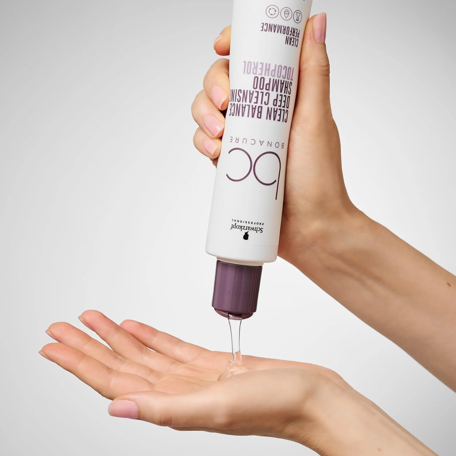 Шампунь Schwarzkopf Professional BC Bonacure Clean Balance у руці під час нанесення