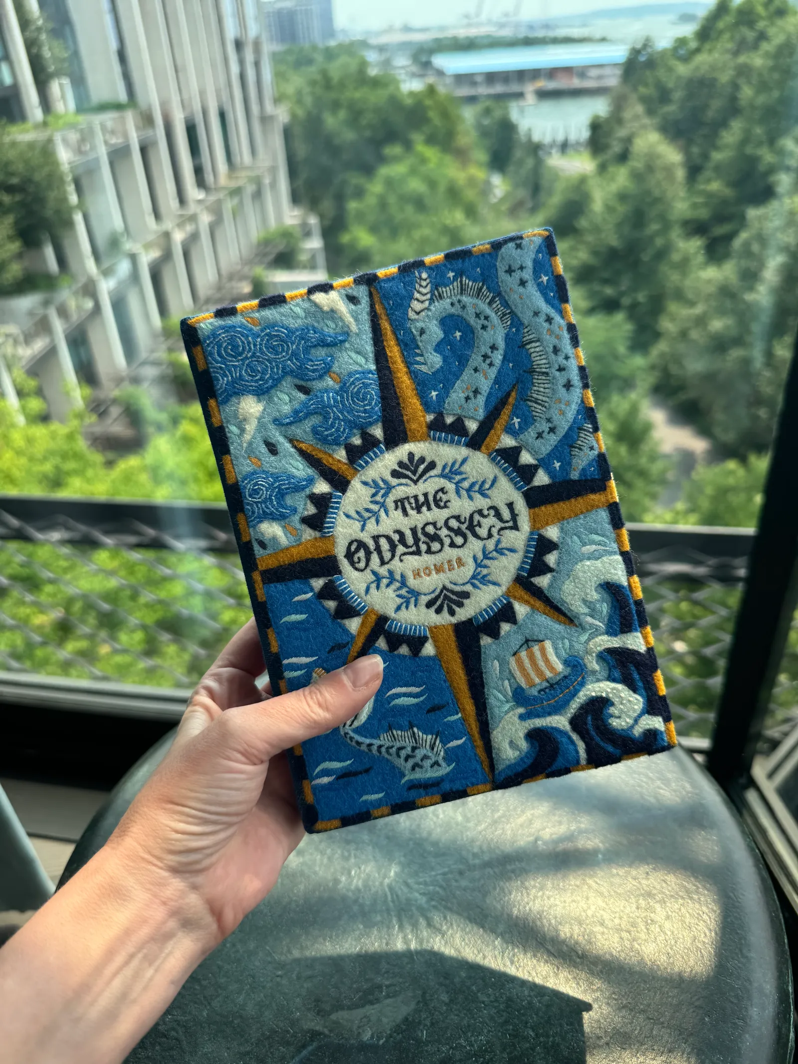 Клатч у формі книги «Одіссея» із синьою вишивкою