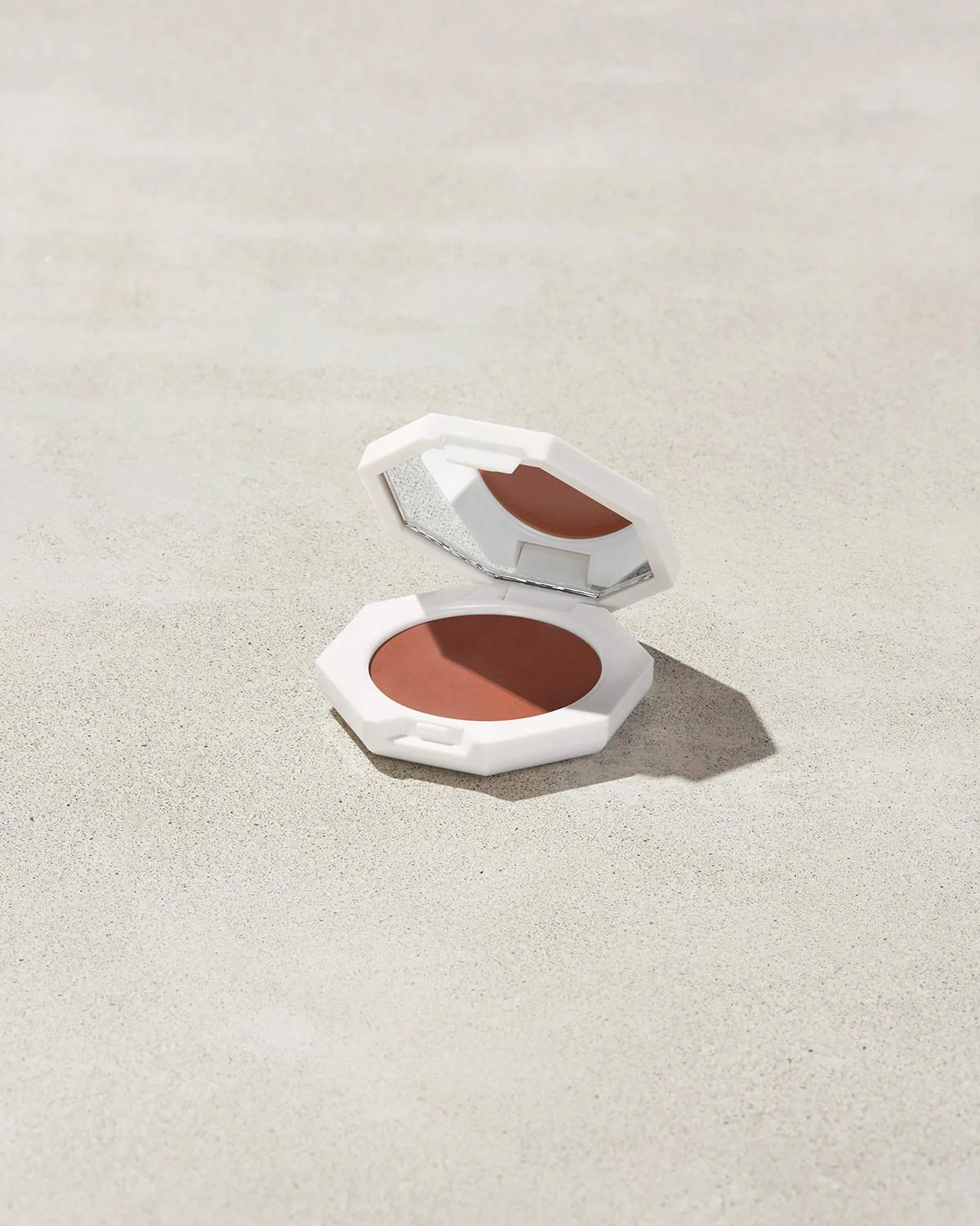 Кремові рум’яна Fenty Beauty Cheeks Out у відтінку Rosé Latte у відкритому футлярі