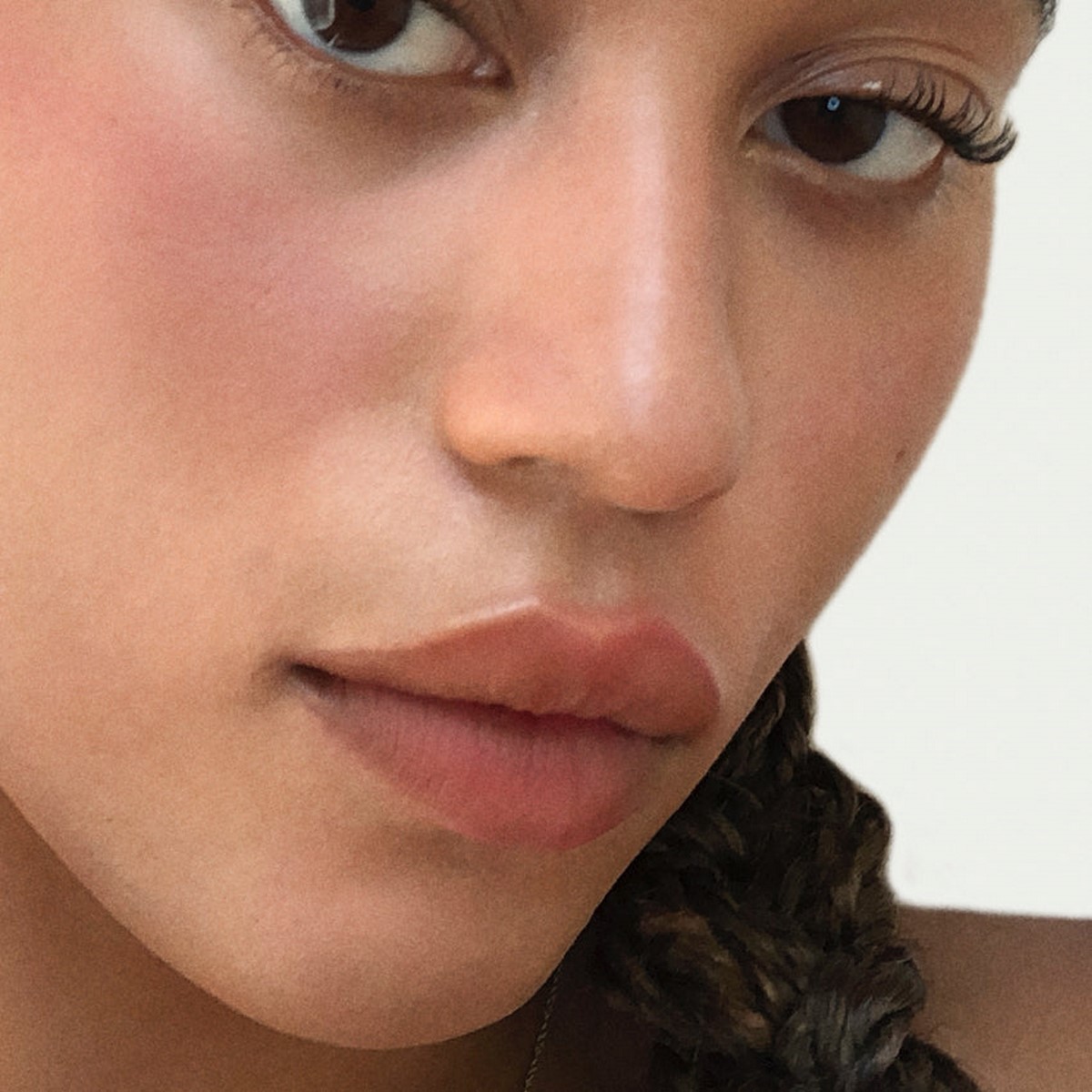 Крупний план макіяжу з напівпрозорими рожево-коричневими рум’янами Fenty Beauty