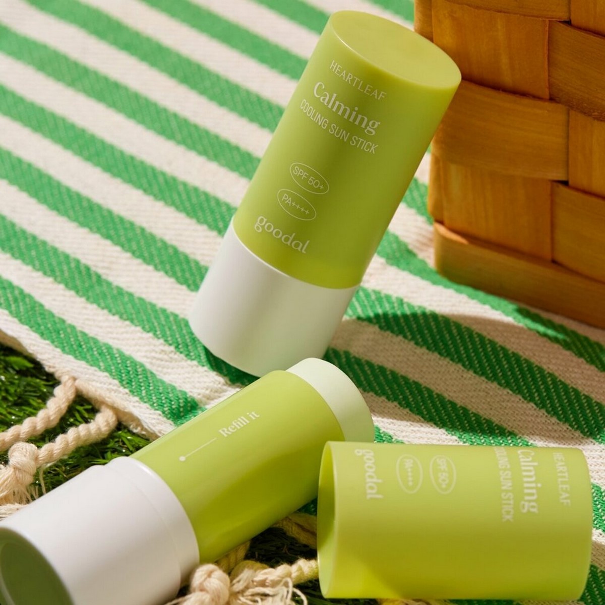 Goodal Heartleaf Calming Cooling Sun Stick SPF 50+ на літньому зеленому фоні
