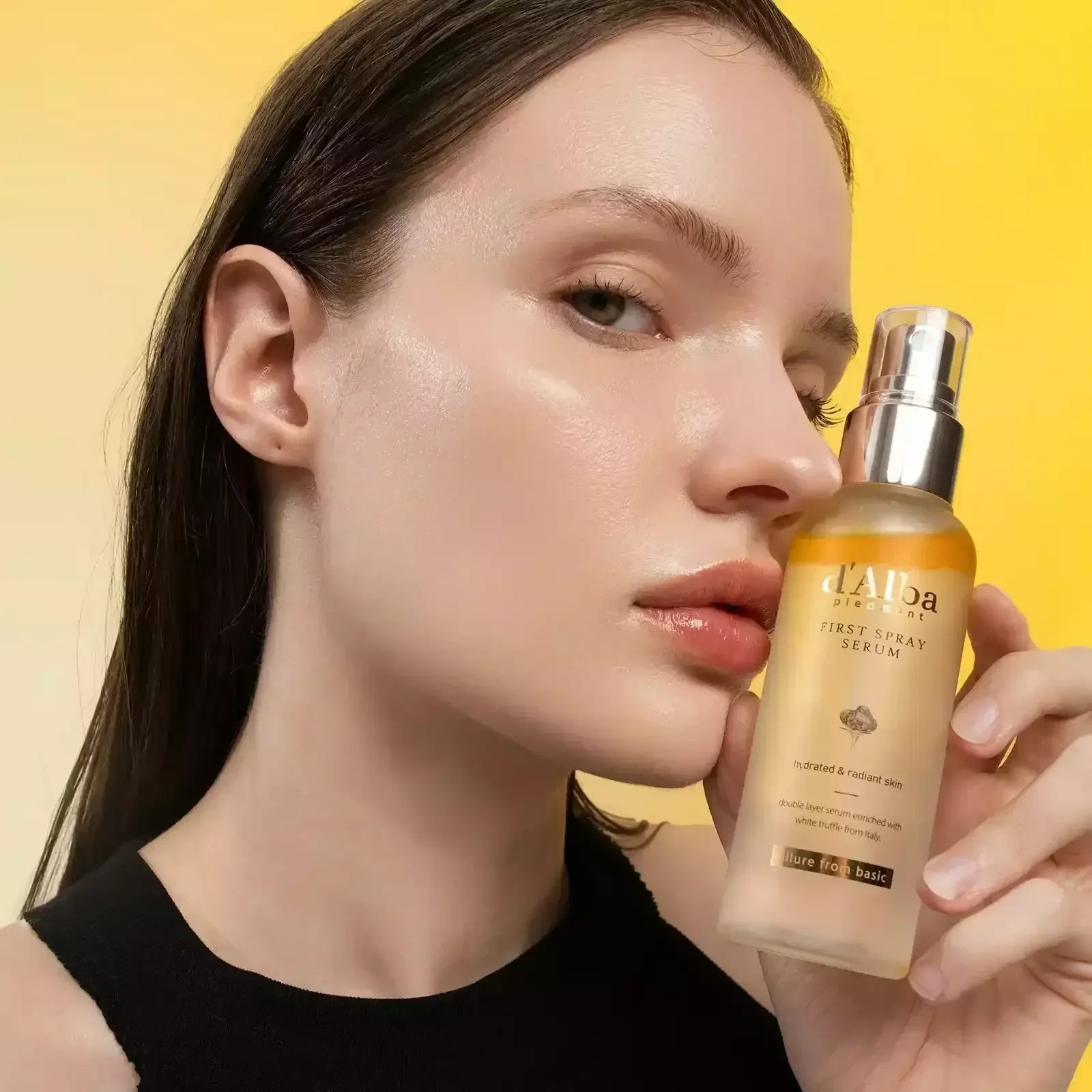 d’Alba First Spray Serum у форматі міста для обличчя на жовтому фоні