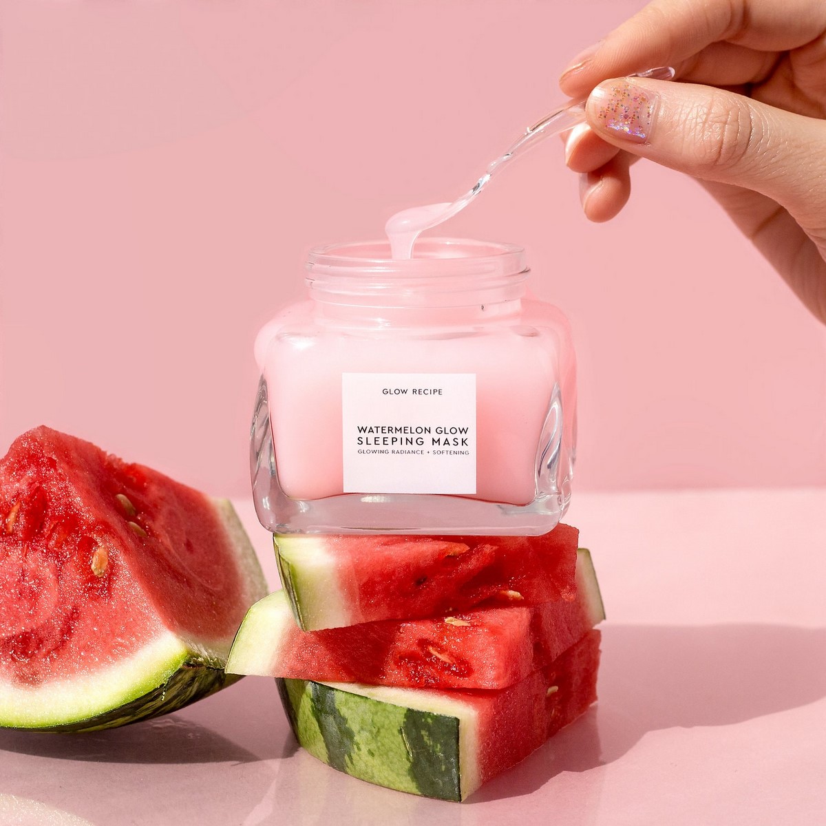 Glow Recipe Watermelon Glow Sleeping Mask на рожевому фоні з кавуном