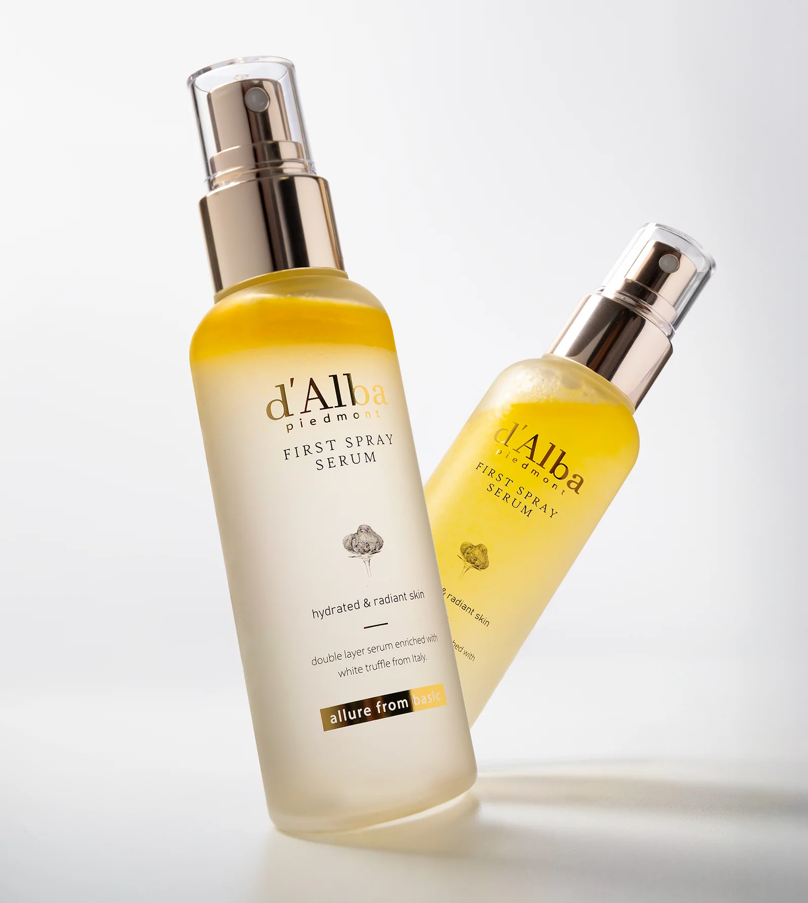 d’Alba First Spray Serum у двох флаконах на світлому фоні