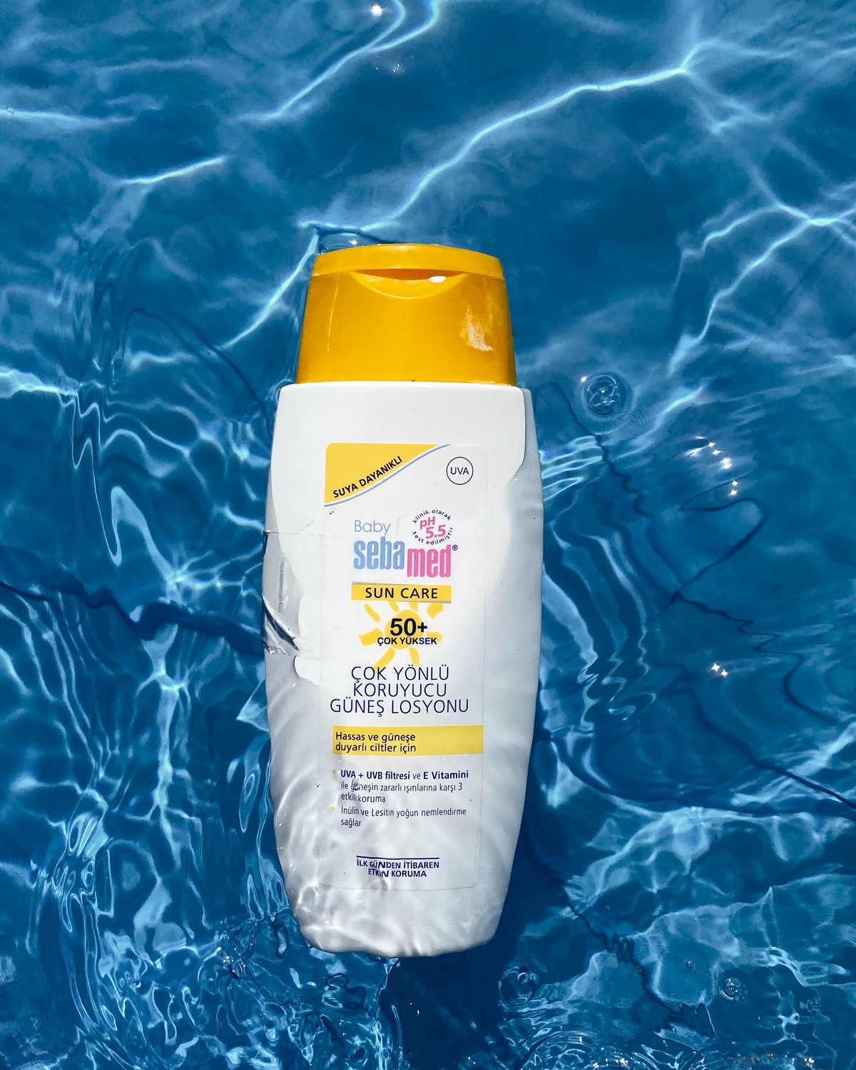Флакон сонцезахисного засобу Sebamed SPF 50+ у воді