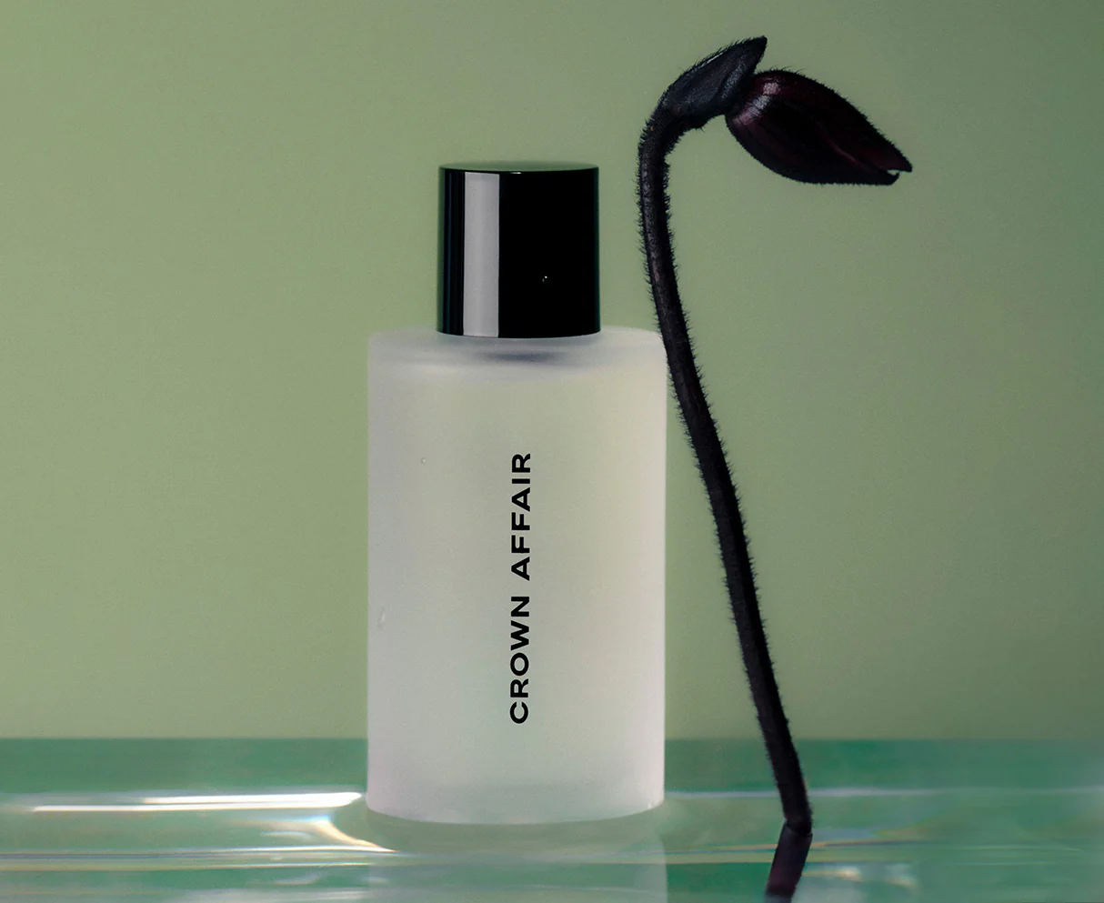 Crown Affair fragrance mist у мінімалістичному флаконі з квіткою