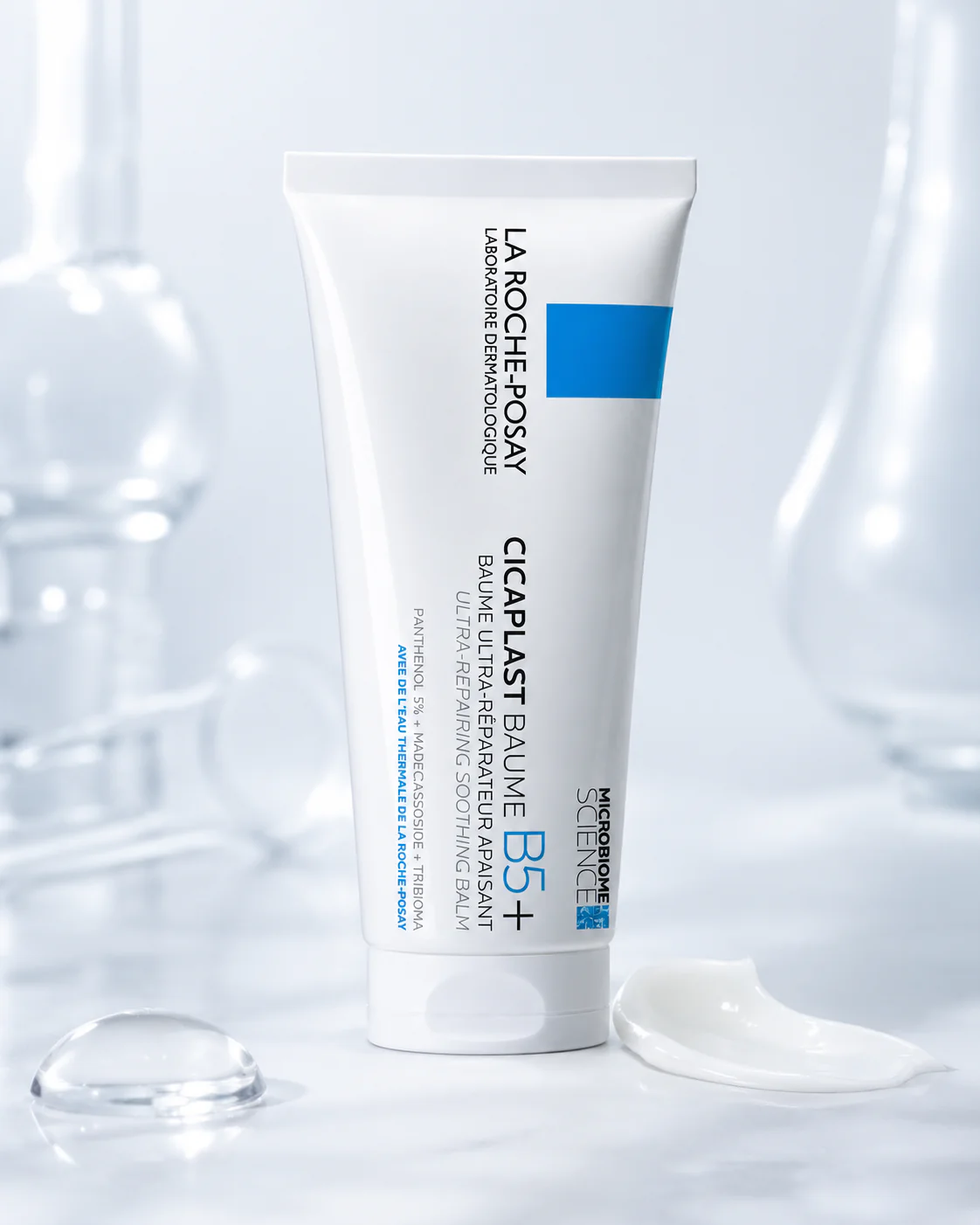 Відновлювальний бальзам La Roche-Posay Cicaplast Baume B5+ на світлому фоні