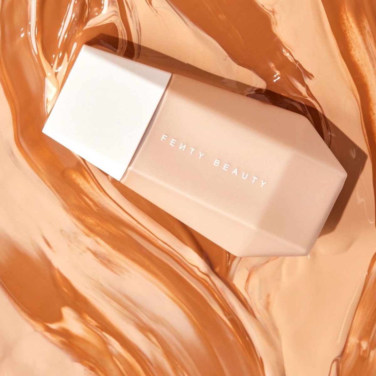 Тональний засіб Fenty Beauty у прозорій текстурі