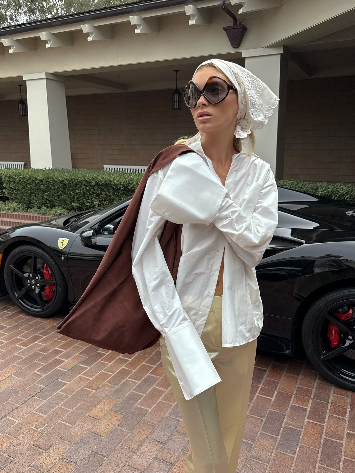Скульптурні окуляри cat-eye з білою хусткою та сорочкою oversize