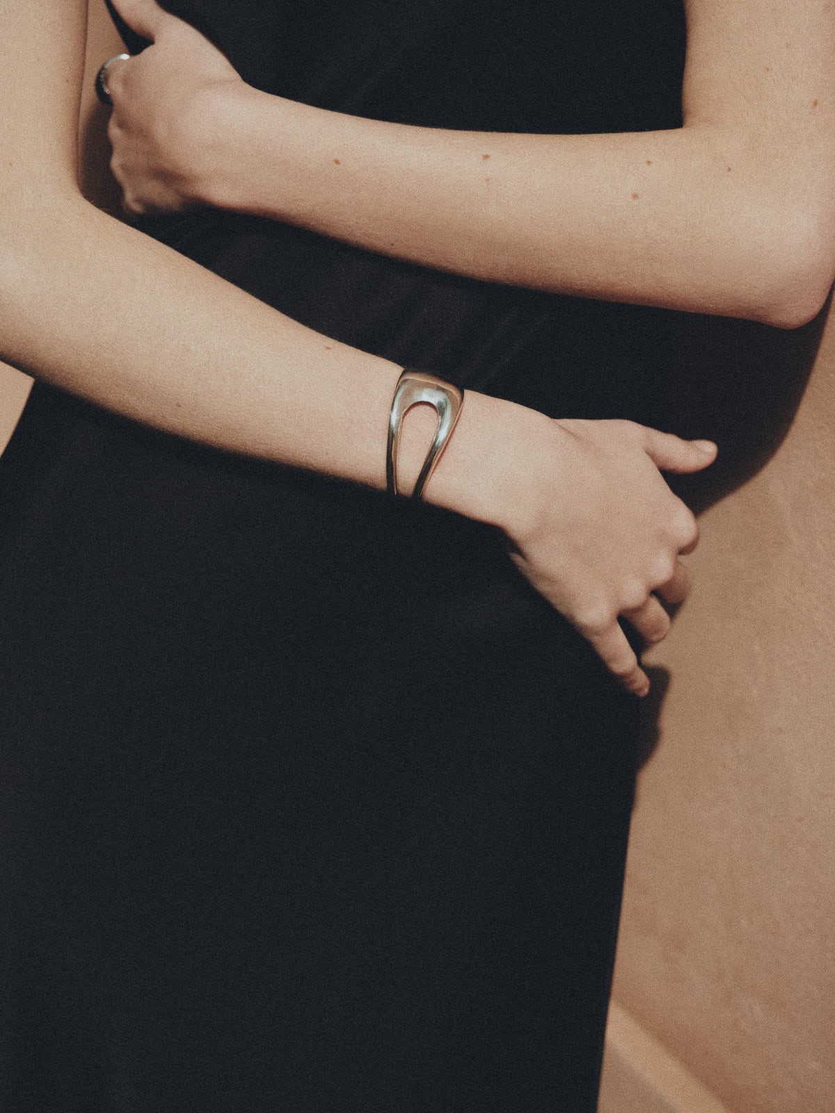 Срібний широкий cuff-браслет на руці моделі