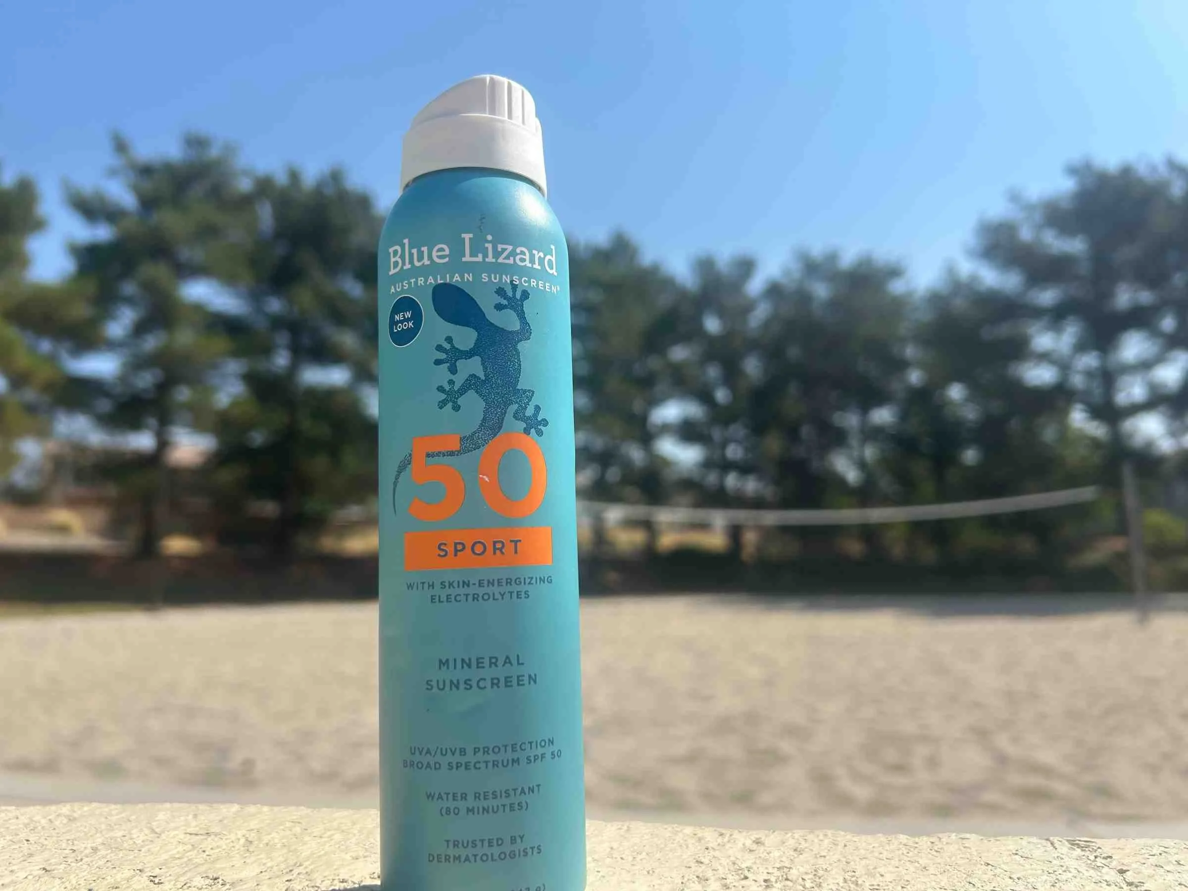 Blue Lizard Sport Mineral Sunscreen SPF 50 на пляжному фоні