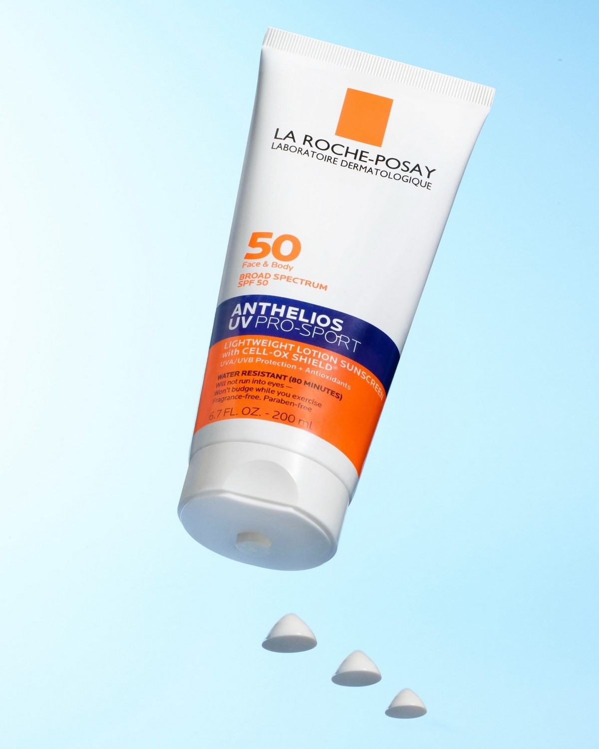 La Roche-Posay Anthelios UV Pro-Sport SPF 50 для обличчя і тіла на блакитному фоні