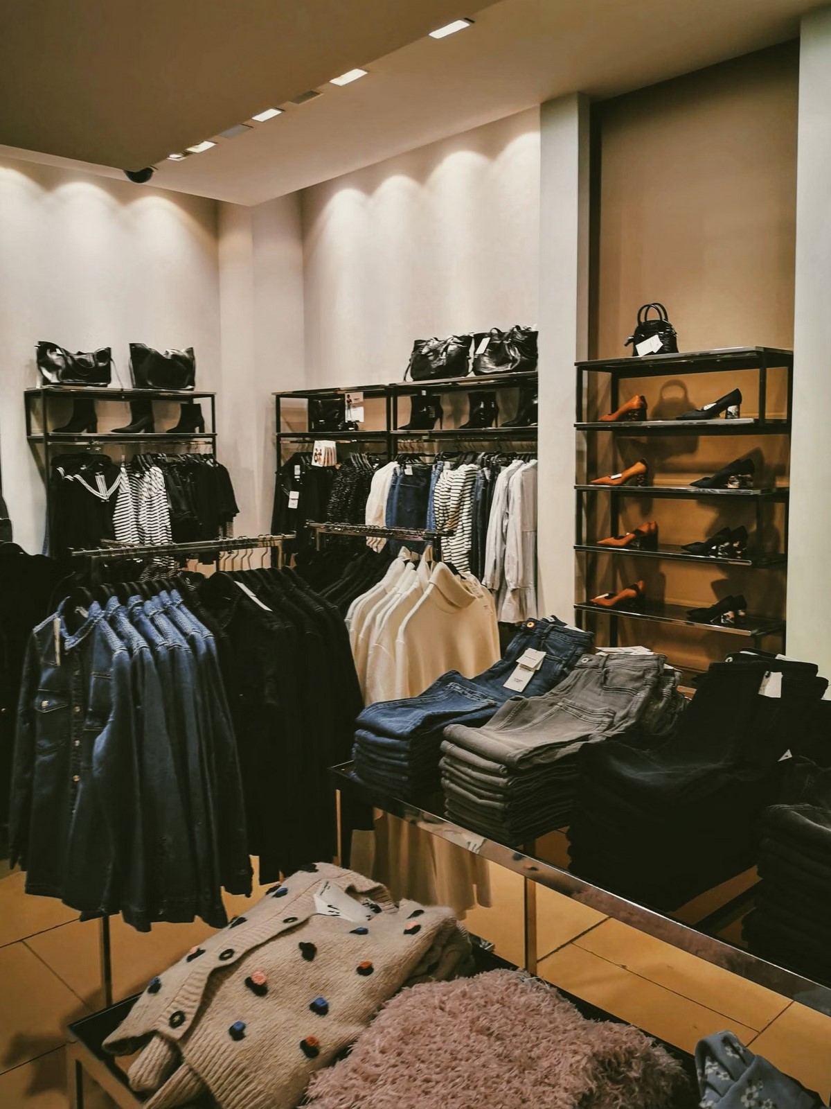 Одяг, взуття та сумки у сучасному fashion-магазині