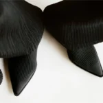 Чорні чоботи-шкарпетки Camper × Issey Miyake Anna з гострими мисами під плісированою тканиною