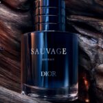 Флакон Dior Sauvage Extrait серед темної удової деревини