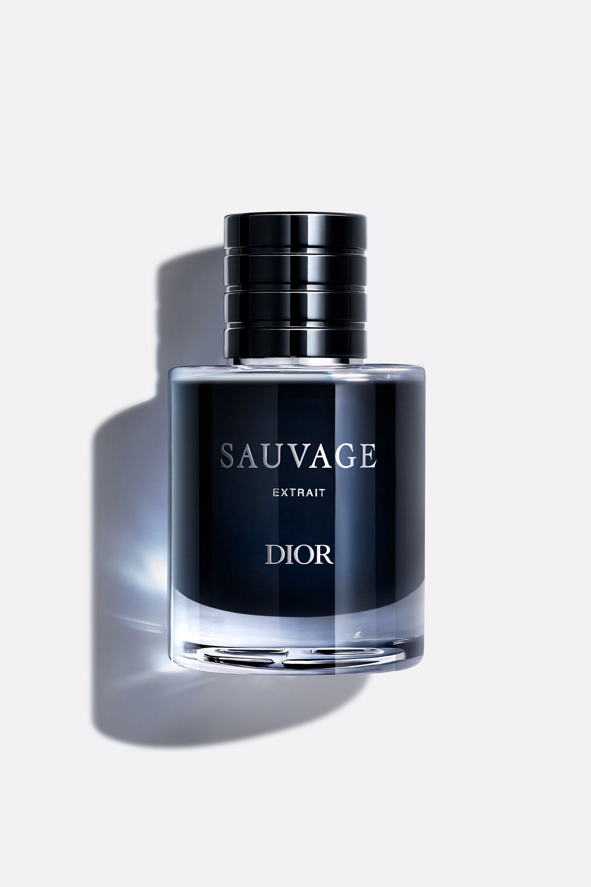 Флакон Dior Sauvage Extrait на світлому тлі з глибоким синім градієнтом